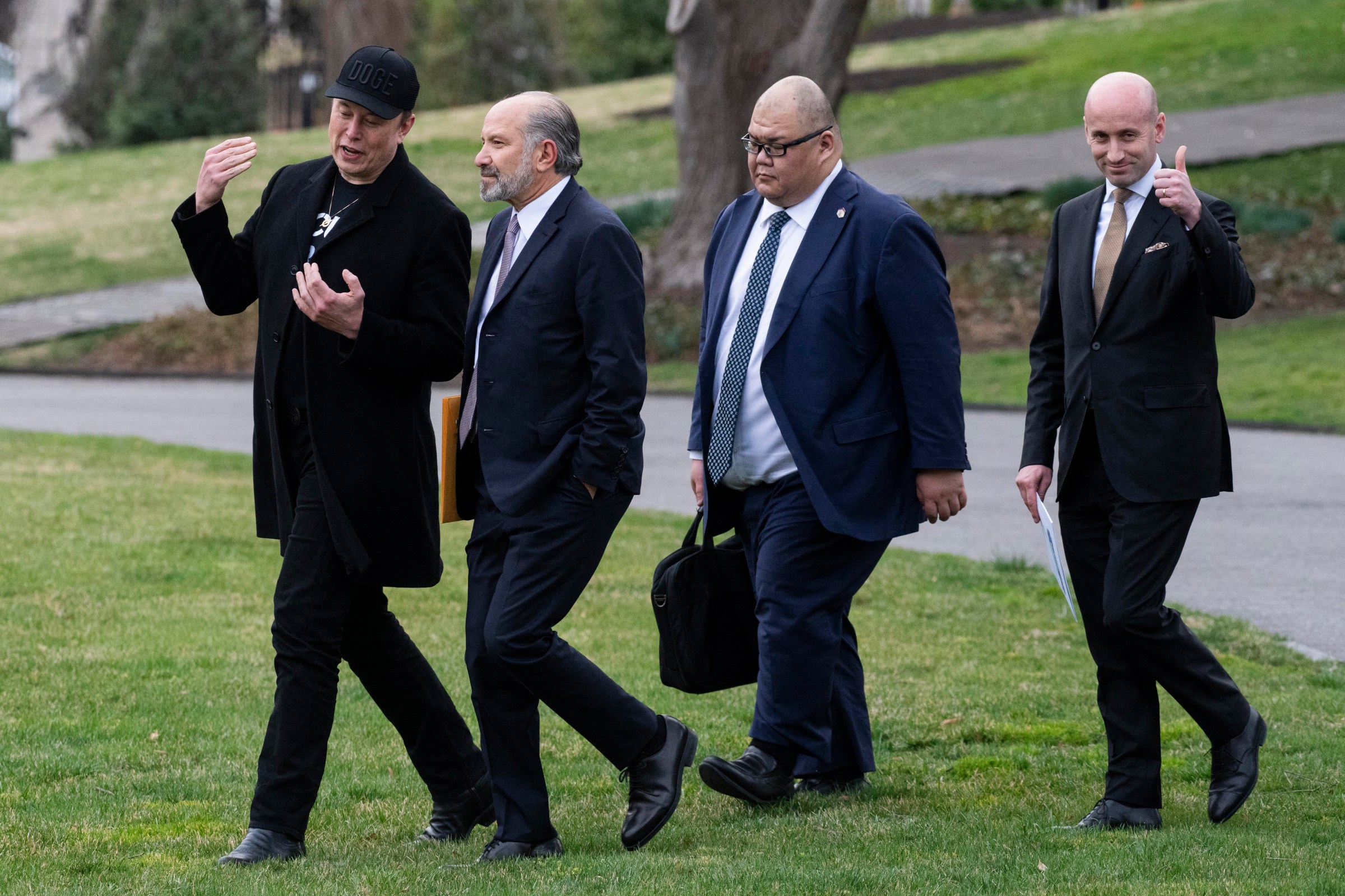 Elon Musk and Howard Lutnick chat on the White House lawn.