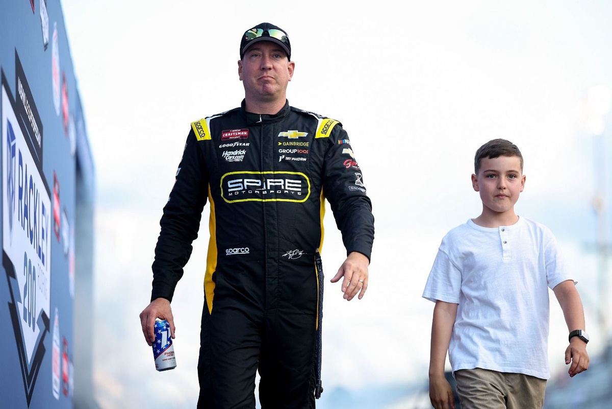 Kyle Busch's father and son honor him with special tribute lap at Charlotte