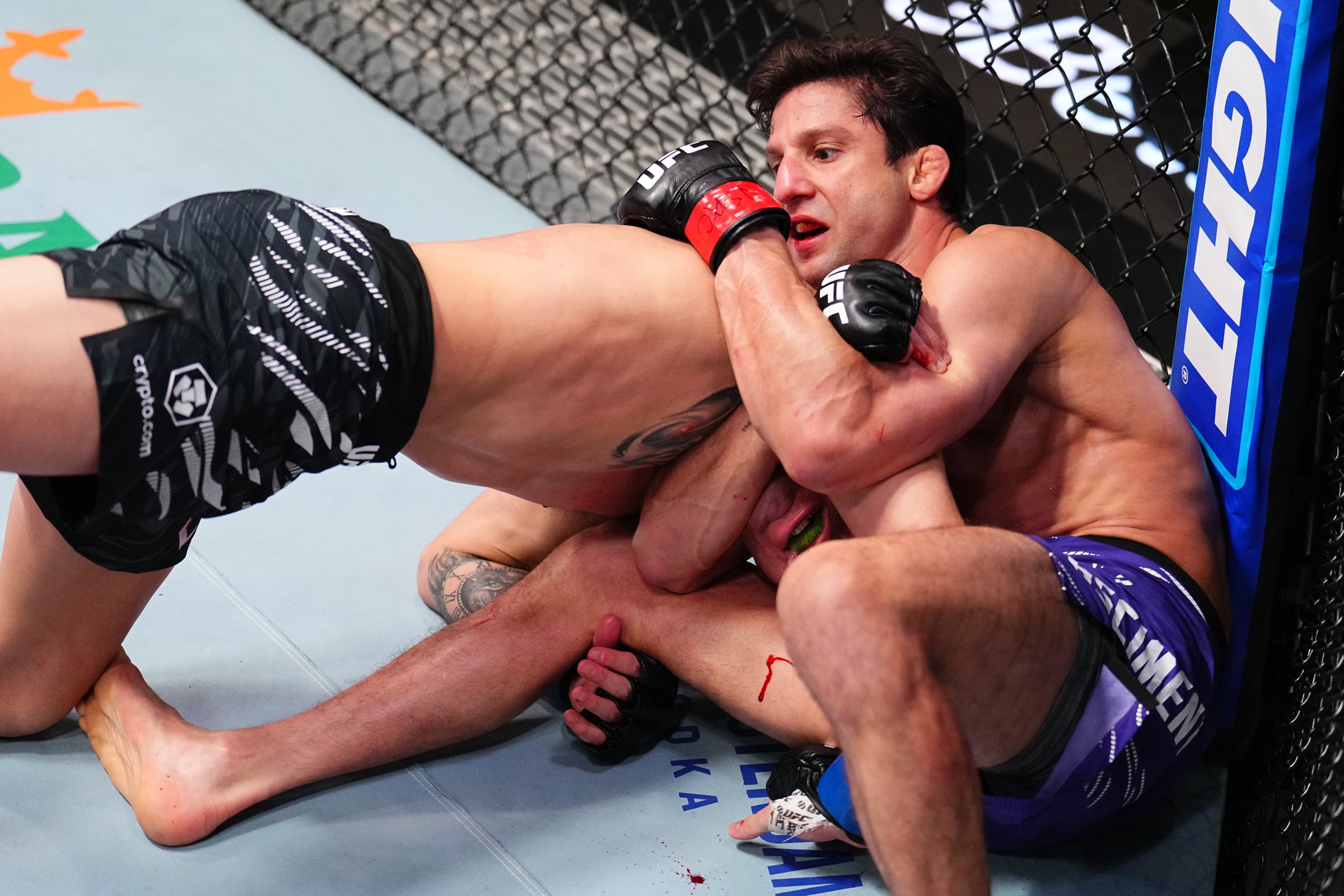 Allan Nascimento meets a fellow grappler at UFC Vegas 119.