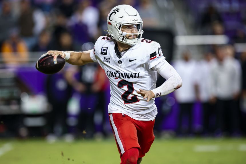 Brendan Sorsby playing for the Cinicinnati Bearcats against the TCU Horned Frogs in November.