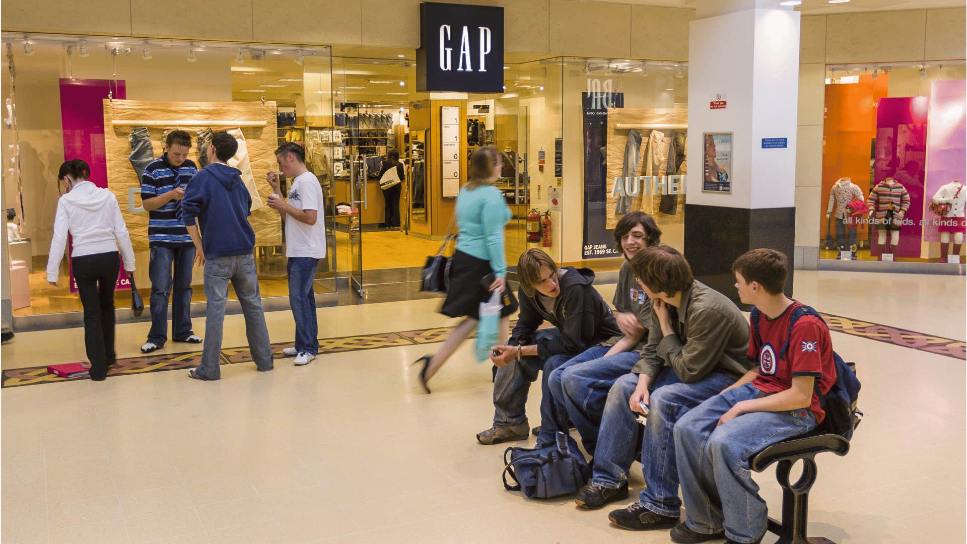 teens hanging out at the mall to protect their mental health