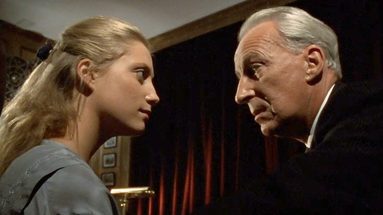 Mattie Storin (Susannah Harker) speaks closely with Francis Urquhart (Ian Richardson) in House of Cards (1990)