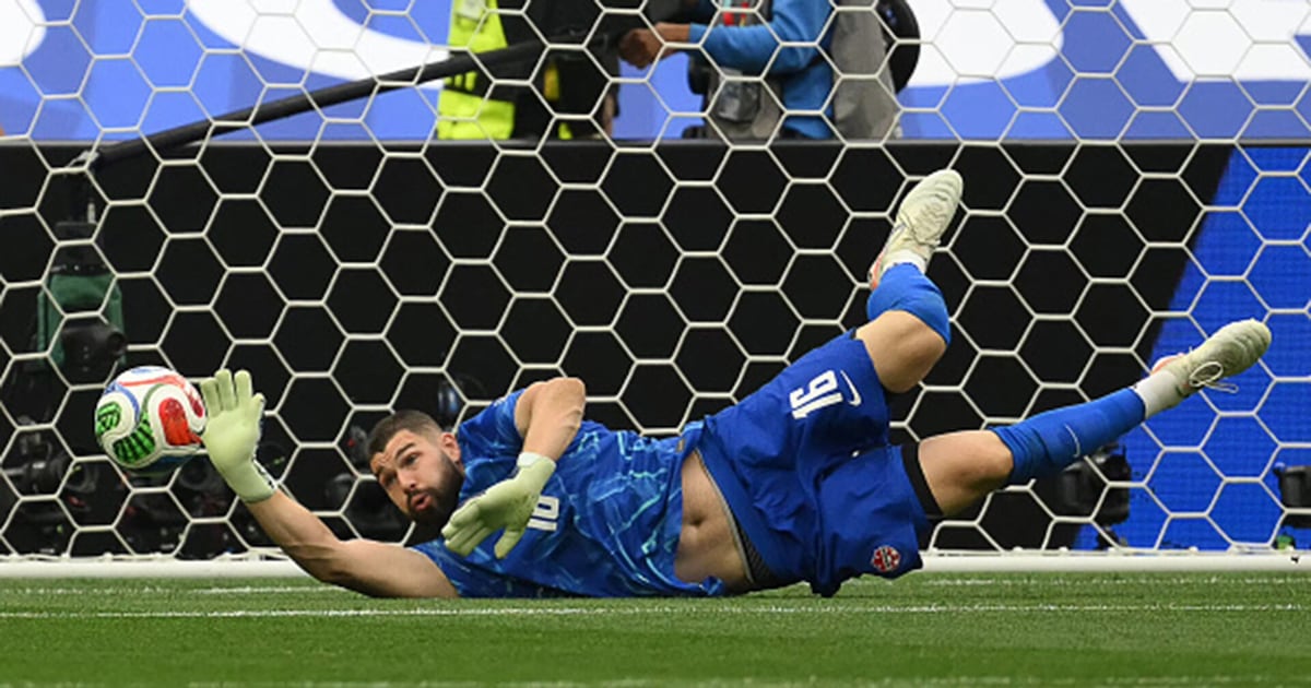 Crepeau parries away the shot to keep the score level – TSN