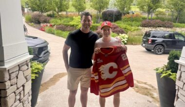 Simpson surprises Iginla with draft jersey after selection