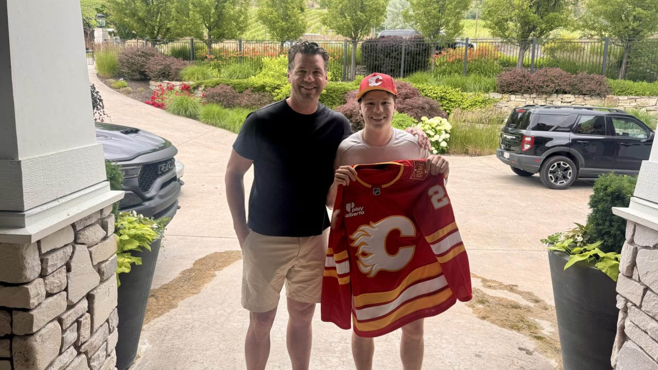 Simpson surprises Iginla with draft jersey after selection