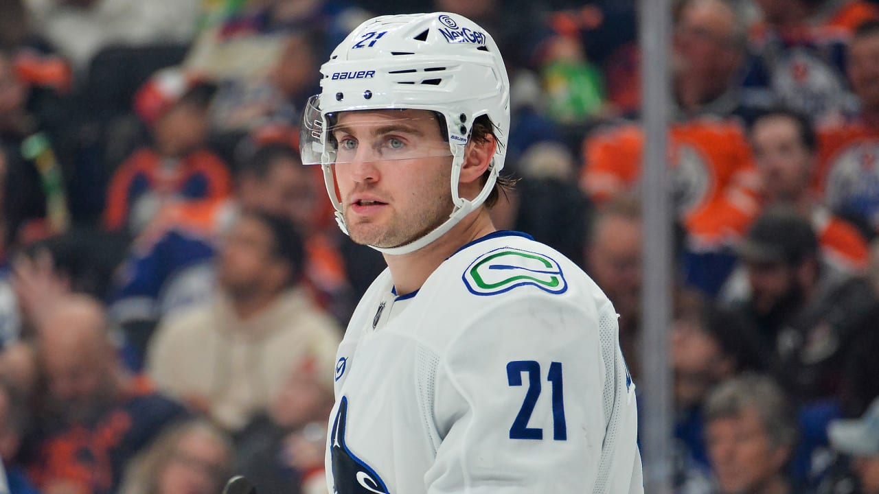 Hoglander traded to Predators by Canucks for draft pick