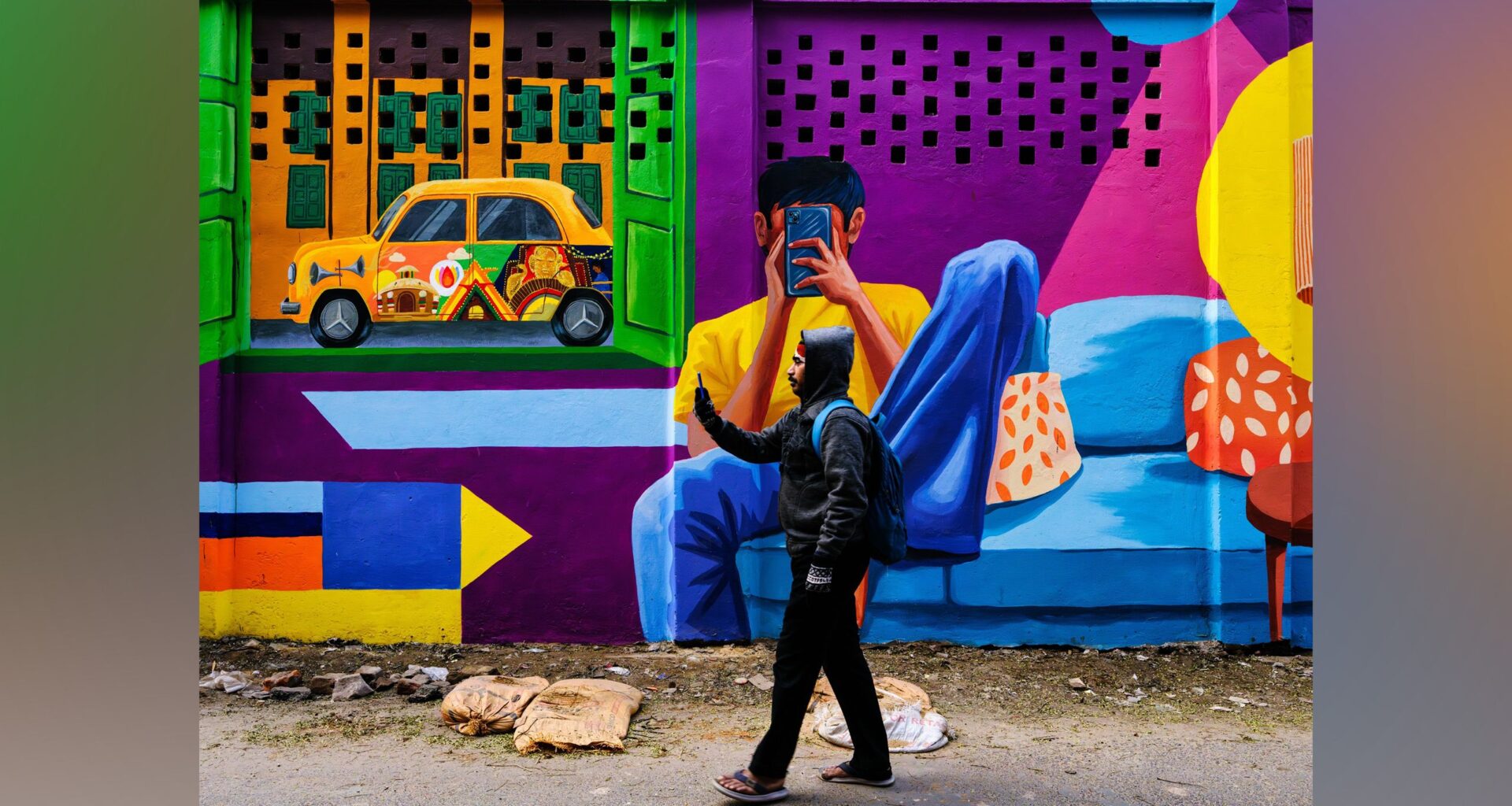 Henri Cartier-Bresson would approve of this Nat Geo award-winning street photo capturing a decisive moment between the real and art world