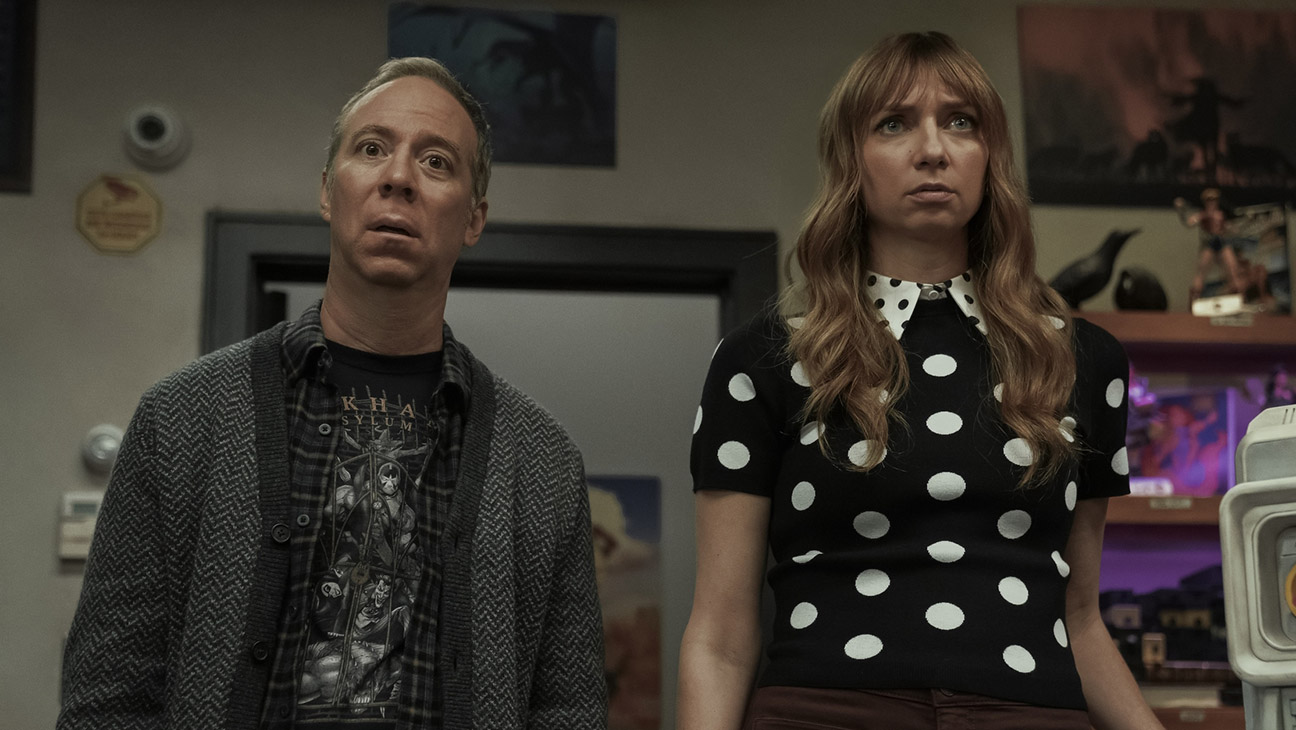 Kevin Sussman, Lauren Lapkus in Stuart Fails to Save the Universe