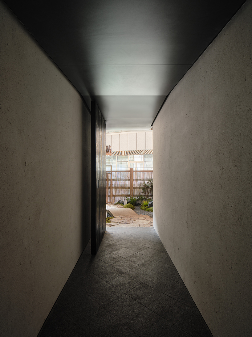 kisu tempura restaurant reconstructs kyoto's architectural language in hangzhou - 5