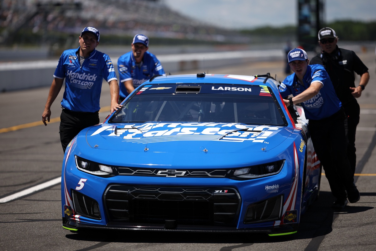 Car chief and engineer ejected after Larson and Dye fail NASCAR inspection twice
