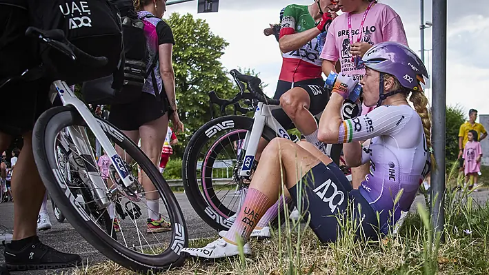 Lara Gillespie misses chance after squeezed in Giro chaos - Video