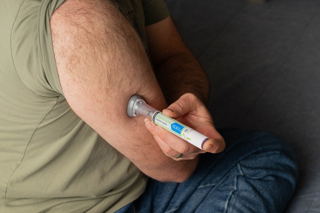 Man injecting Zepbound into his arm.