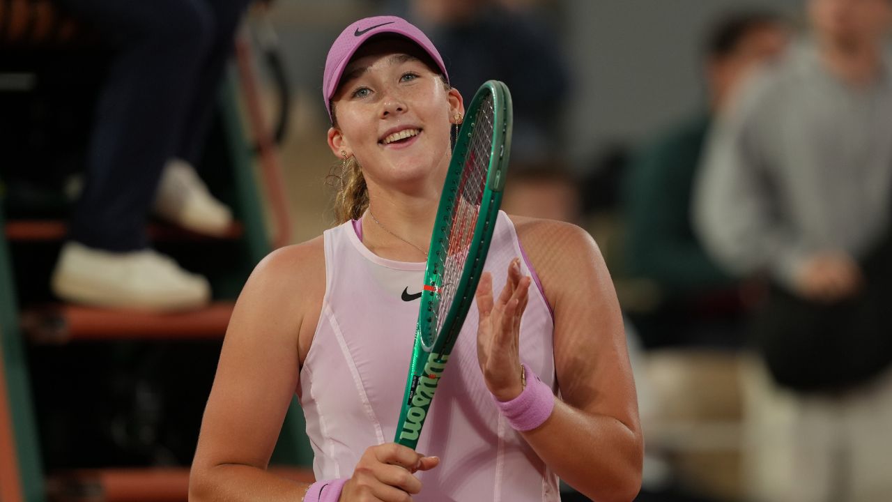 Andreeva rolls into French Open semifinal against streaking Kostyuk
