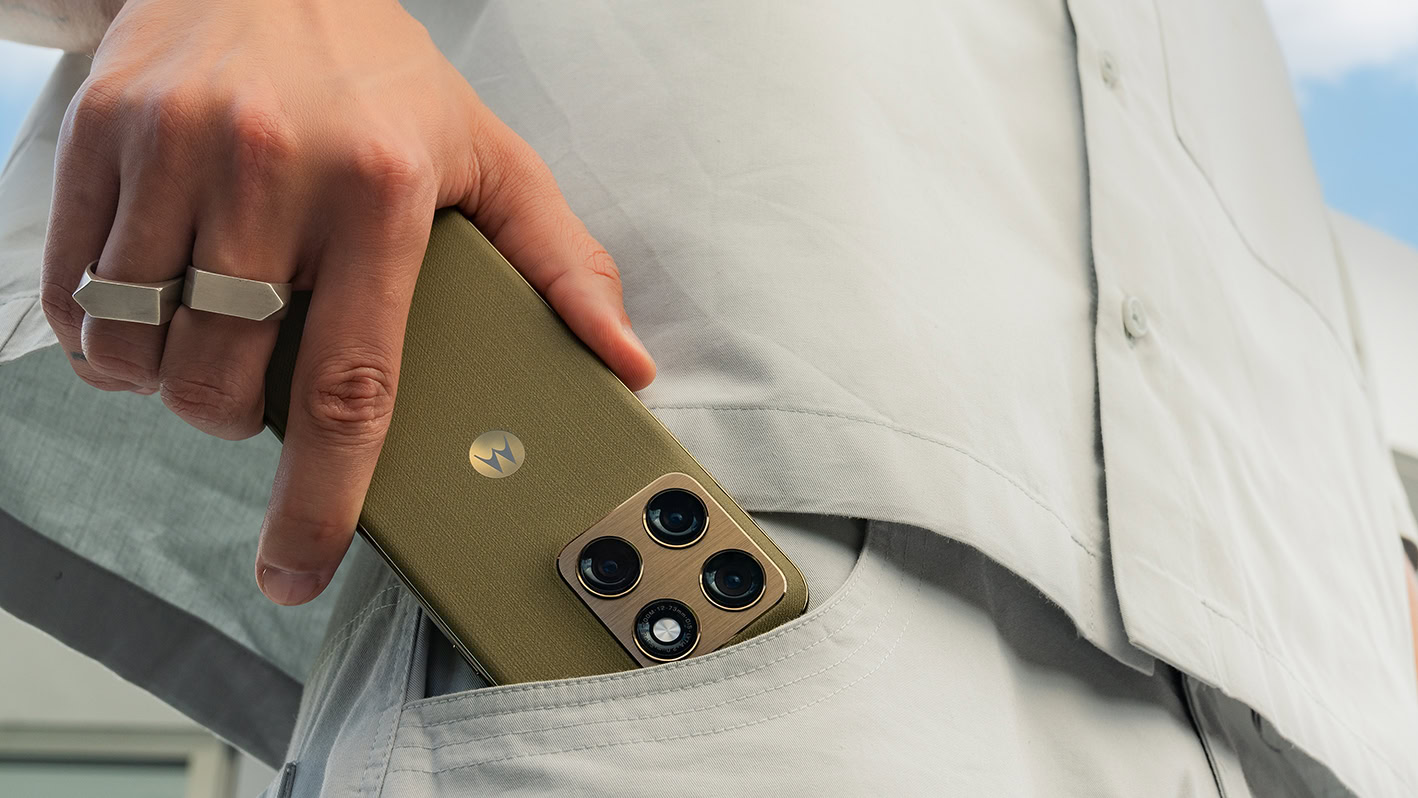 motorola edge 2026 motorola edge 2026 in Pantone Olive