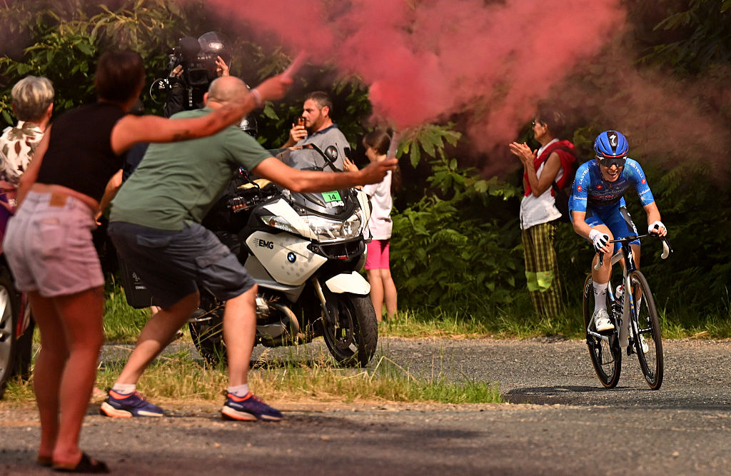SALUZZO, ITALY - JUNE 07: Demi Vollering of Netherlands and Team FDJ United - SUEZ - Blue Queen of the Mountain Jersey attacks in the chase group while fans cheer during the 37th Giro d&amp;apos;Italia Women 2026 - Stage 9 a 145km stage from Saluzzo to Saluzzo / #UCIWWT / on June 07, 2026 in Saluzzo, Italy. (Photo by Luc Claessen/Getty Images)
