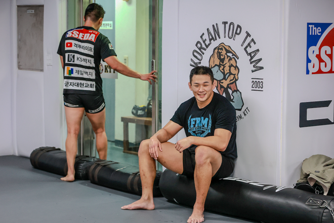 South Korea's UFC 17th fighter Jung Da-woon takes a short break during training at the Korean Top Team main building in Hapjeong-dong, Seoul, in April 2026. Photo = Courtesy of Lee Kyo-duk, a martial arts reporter