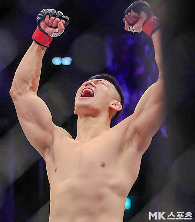 Jung Da-woon is delighted after winning a light heavyweight victory in the third match of the UFC Fight Night 165 main card at Sajik Gymnasium in Busan in December 2019. Photo = MK Sports DB