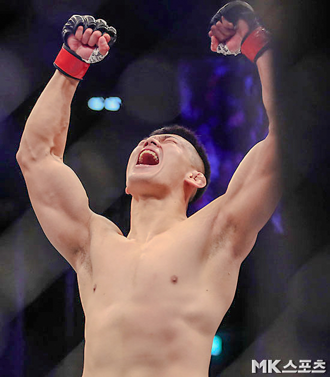 Jung Da-woon is delighted after winning a light heavyweight victory in the third match of the UFC Fight Night 165 main card at Sajik Gymnasium in Busan in December 2019. Photo = MK Sports DB