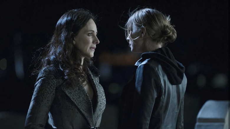 Victoria Grayson (Madeleine Stowe) speaks to Emily Thorne (Emily VanCamp) outside at night in Revenge