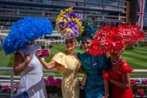 ASCOT, ENGLAND - JUNE 16: Racegoers take a selfie photograph as they arrive at Ascot Racecourse on June 16, 2026 in Ascot, England. Royal Ascot is Britain's most prestigious flat racing festival, the 2026 meeting features 35 races over five days, including eight premier Group 1 contests, with a record-setting total prize pot of £19.4 million. (Photo by Carl Court/Getty Images)