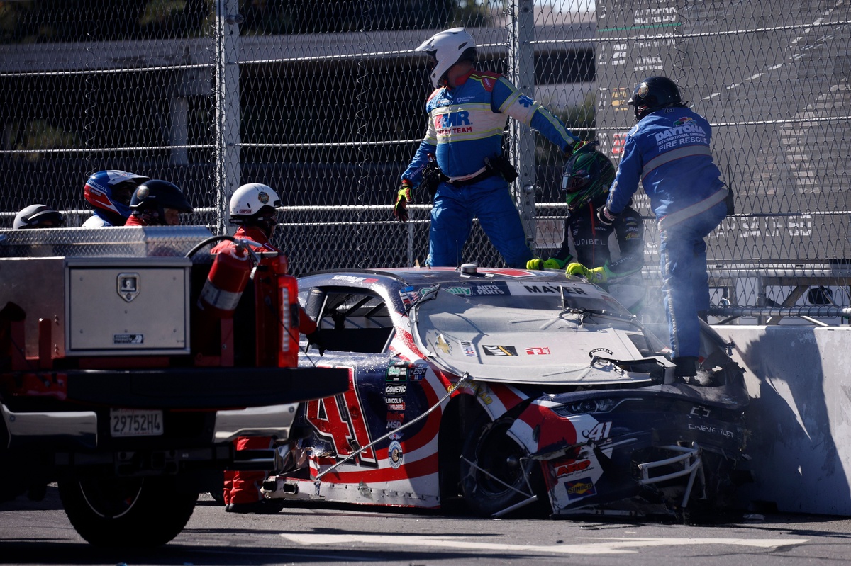 Sam Mayer breaks wall in massive restart pileup, collecting over 20 cars