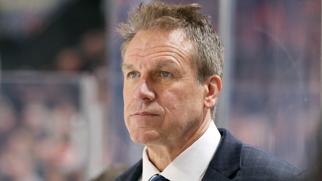 Hiller hired as Maple Leafs coach, replaces Berube