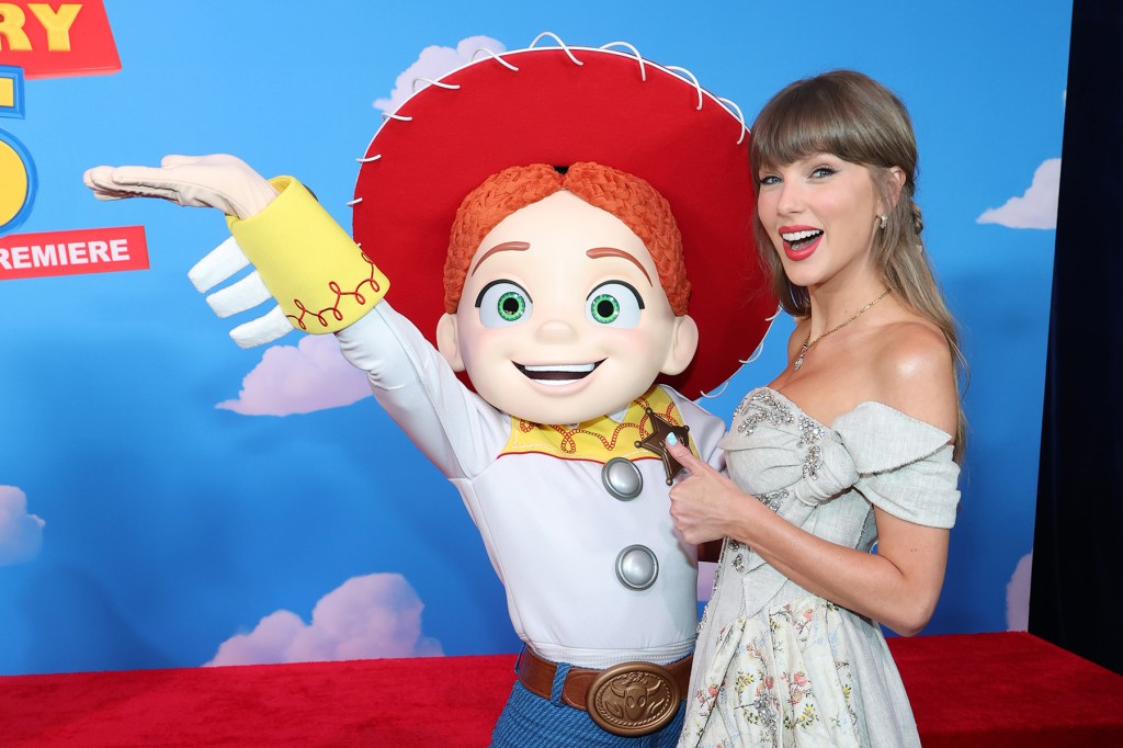 Taylor Swift's 'I Knew It, I Knew You' Makes No. 1 Hot 100 Debut
