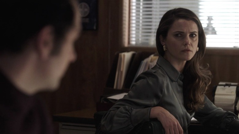 Elizabeth and Philip exchanging a worried glance on The Americans S5E9