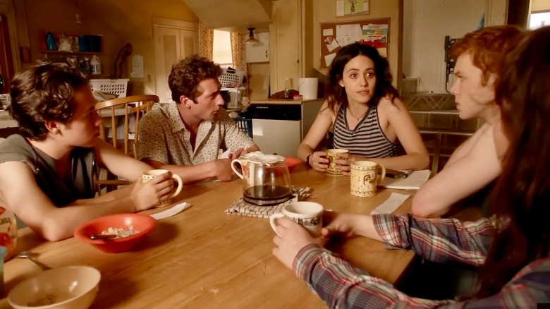 Fiona speaking to Carl, Lip, Ian, and Debbie Gallagher at kitchen table