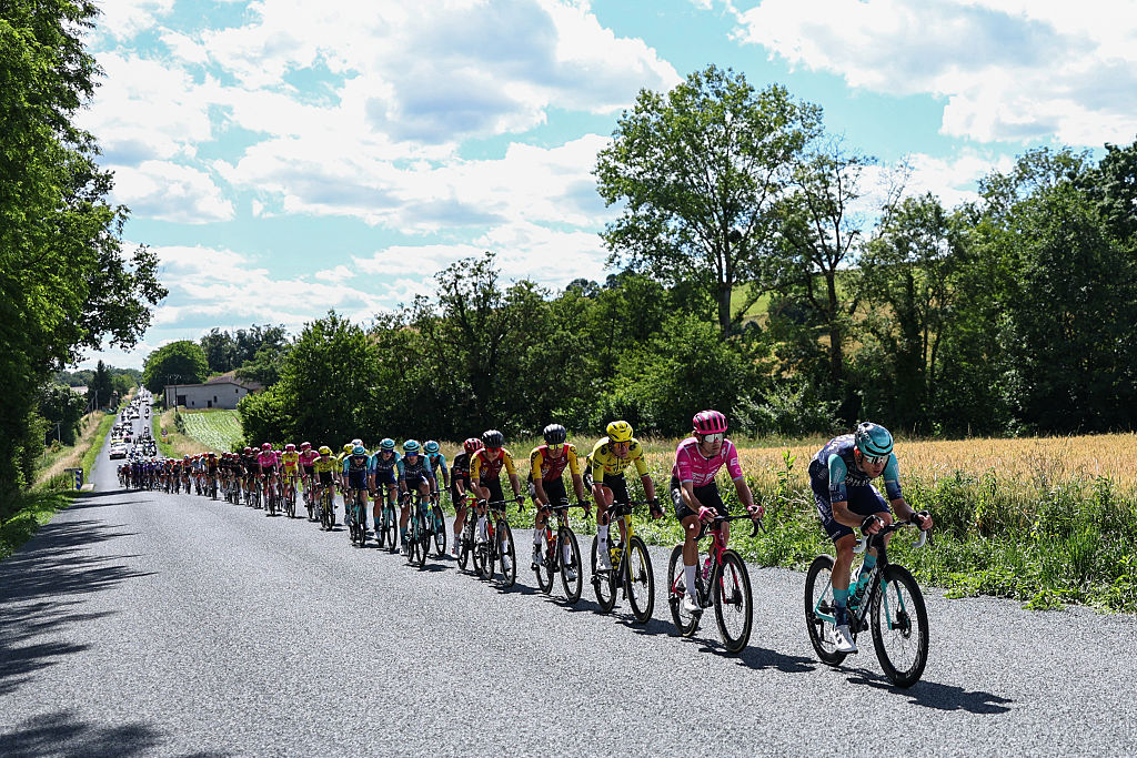 2026 Tour Auvergne-Rh&ocirc;ne-Alpes stage 5: the peloton at speed in the final hour