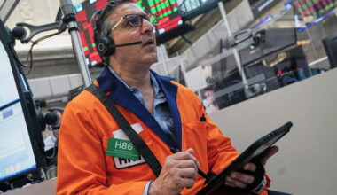 Slumping AI stocks weigh on Wall Street, even as oil price ease