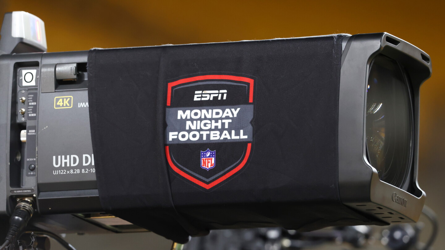 ESPN "zeroing in" on Dave Pasch, Bob Wichusen to replace Chris Fowler