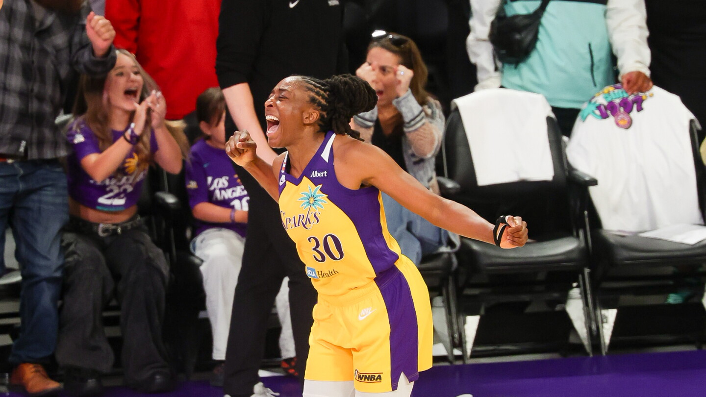 Nneka Ogwumike hits a buzzer-beating 3 as the Sparks beat the Liberty 98-97