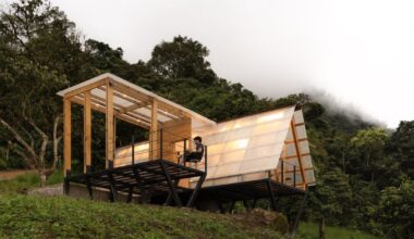 Tiny Ecuador cabin blends with cloud forest nature