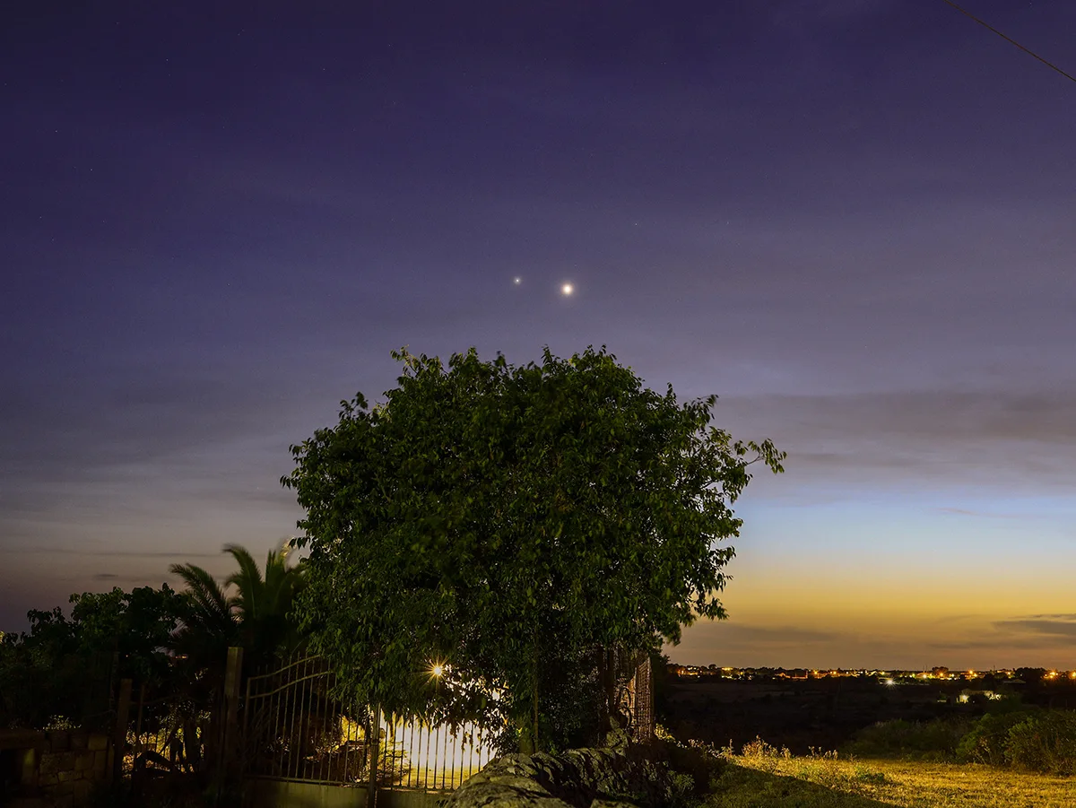 Thanks to Giovanni Passalacqua for sending us this image of Venus and Jupiter side by side in the evening sky from Ragusa, Sicily, Italy last night, 7 June 2026 at 21:21 local time Equipment: Canon EOS R DSLR camera, Sigma 35mm lens Exposure: ISO 1250, f/4.5, 3.9s Software: Photoshop #venus #jupiter #venusjupiter