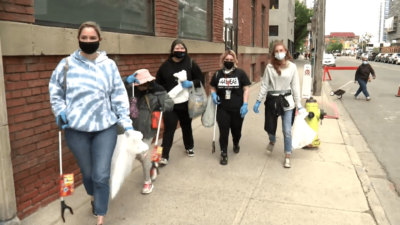 Click to play video: 'People in recovery clean Beltline, raise concerns over soon-to-be-closed Calgary consumption site'