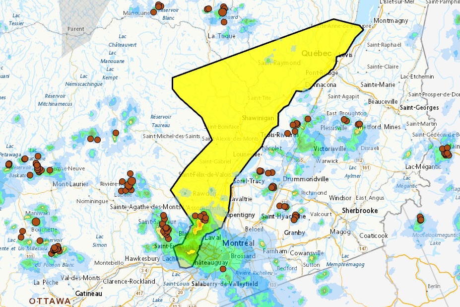 A radar map shows green/blue blobs across southern Quebec, and a yellow region extending northeast from Montreal to Quebec City.