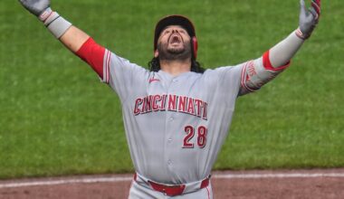 Reds' Eugenio Suárez leaves after taking pitch to hand; X-ray inconclusive, CT scan scheduled
