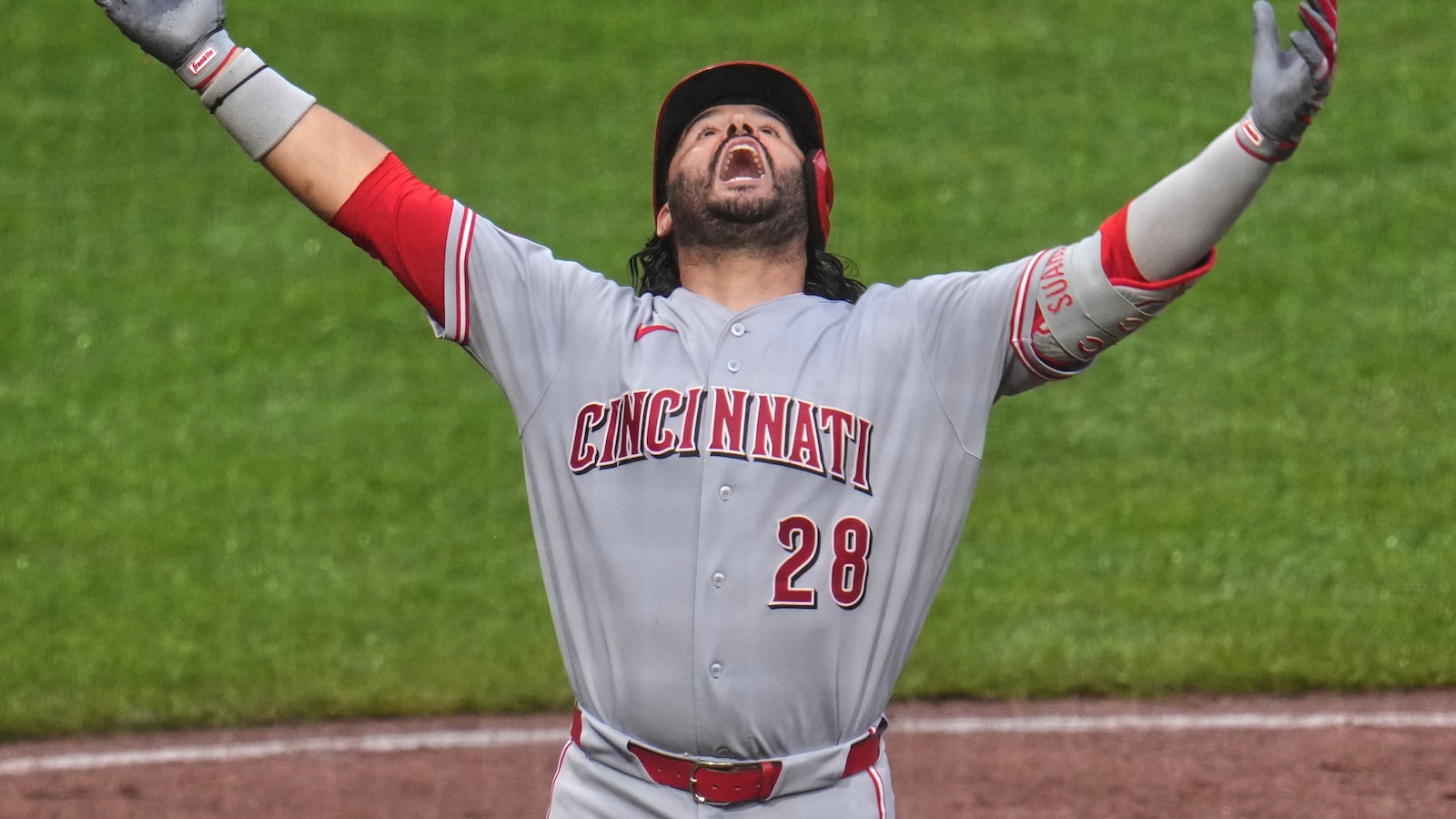 Reds' Eugenio Suárez leaves after taking pitch to hand; X-ray inconclusive, CT scan scheduled