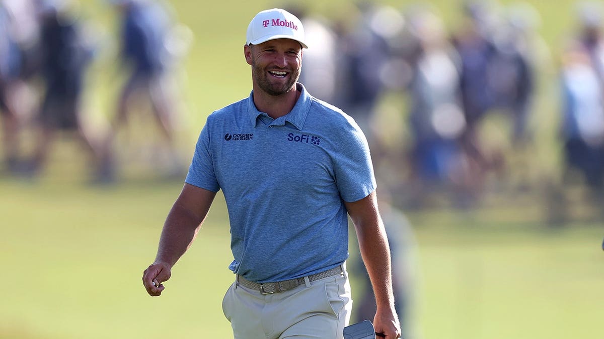 Wyndham Clark walking to the 18th green at Shinnecock Hills Golf Club in Southampton, New York