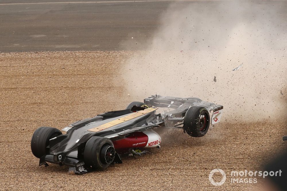 Zhou Guanyu, Alfa Romeo C42 crashes at start of race 