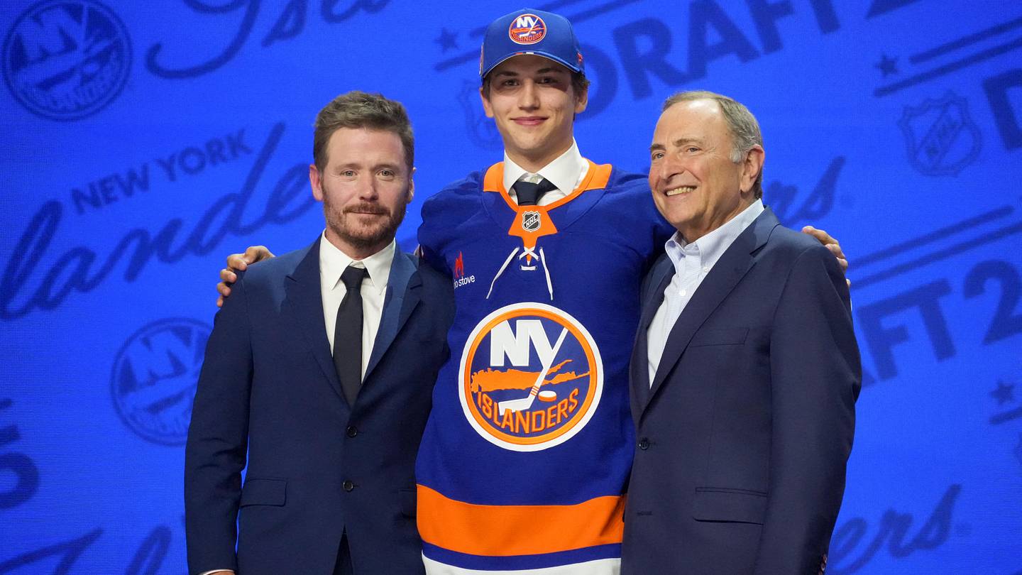 Breaking Down If Victor Eklund Should Be With NY Islanders in NHL Right Away