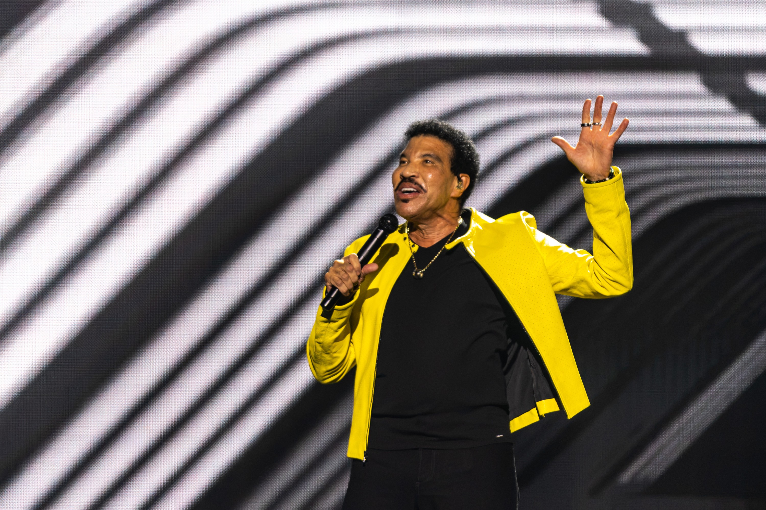 Lionel Richie singing.