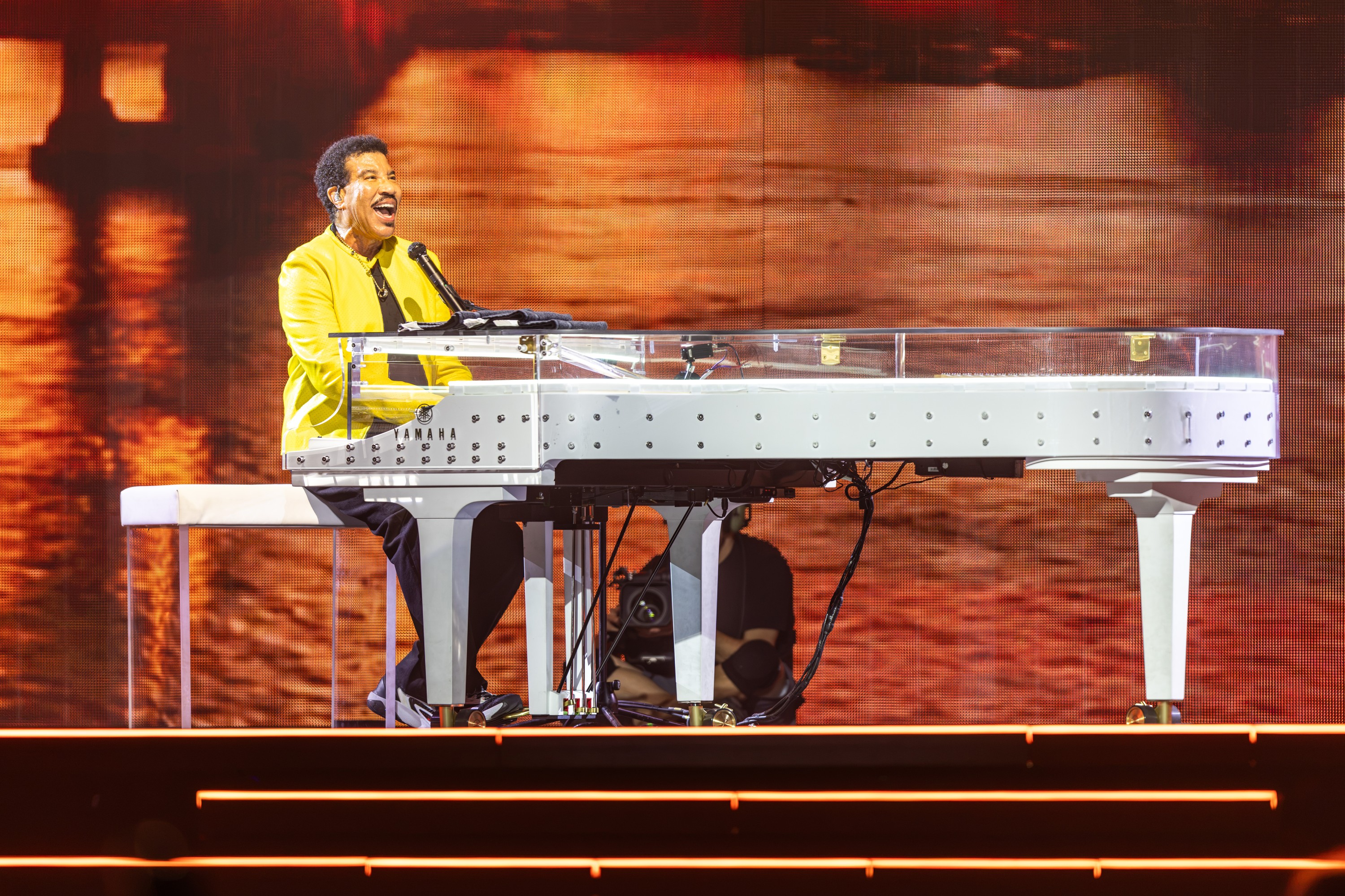 Lionel Richie at the piano