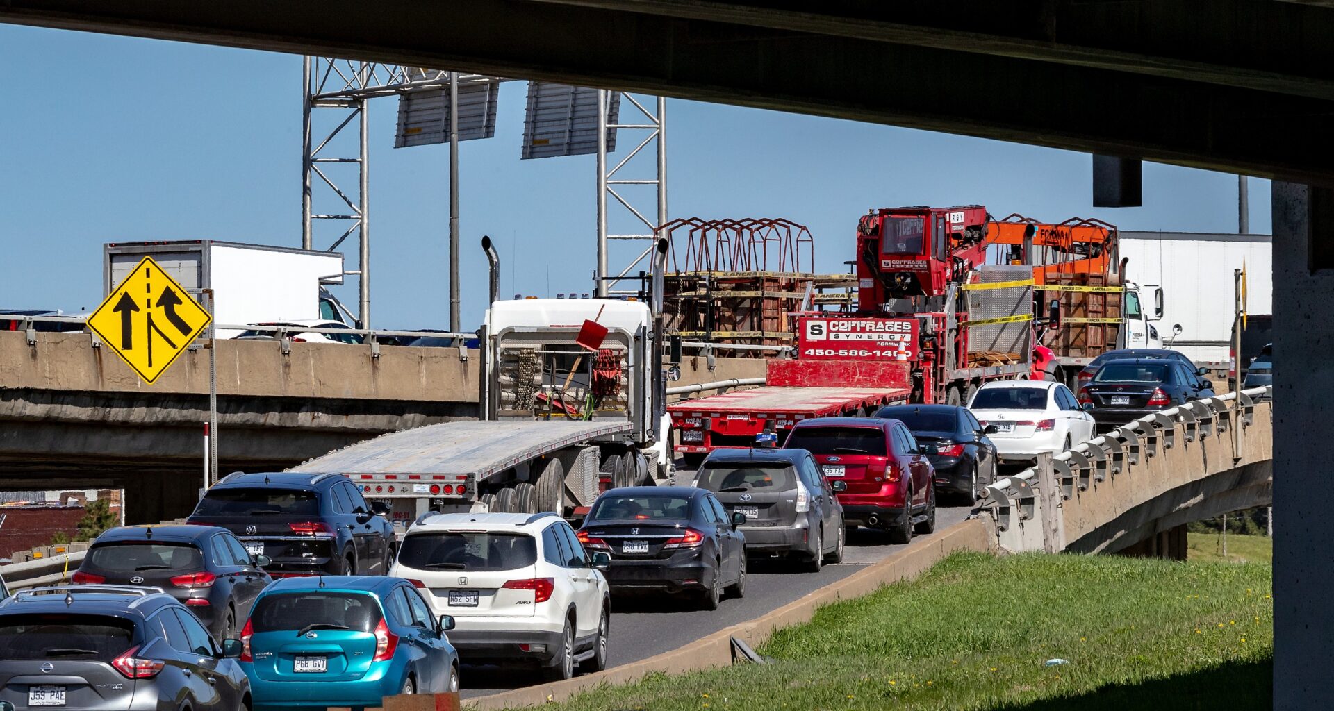 Cars line up to merge eastbound onto the Metropolitan Highway from the Décarie Expressway