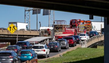 Cars line up to merge eastbound onto the Metropolitan Highway from the Décarie Expressway