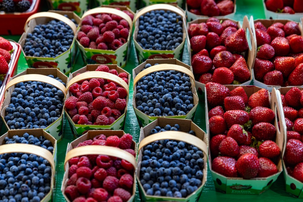 As cyclospora sickens thousands in U.S., Montreal shoppers turn to local produce