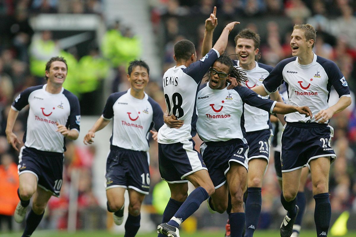 Jermaine Jenas (3rdL) of Tottenham celebrates with team mates Young-Pyo Lee (2ndL), Robbie Keane (L), Edgar Davids (3rdR), Michael Carrick (2ndR) and Maichael Dawson (R) scoring against Manchester United in a premiership match at Old Trafford in Manchester, 22 October 2005.