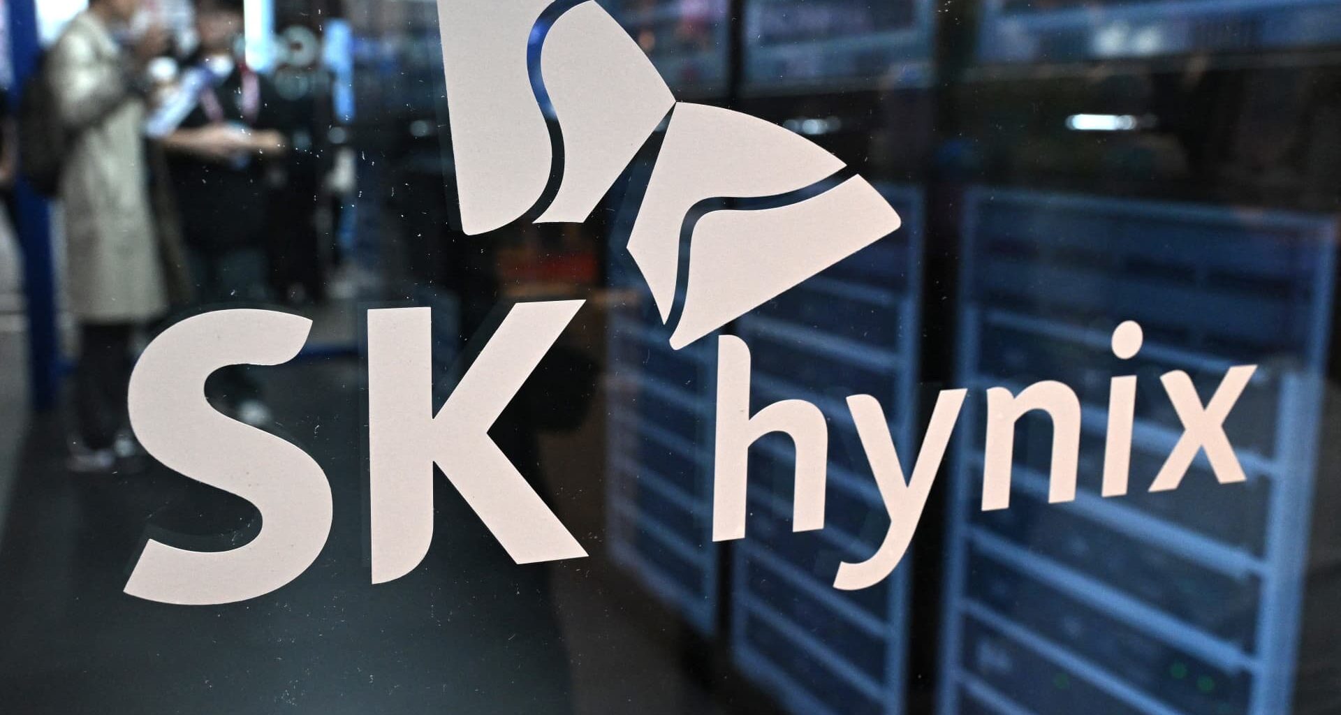 SK Hynix shares fall; earnings jump fails to satisfy AI expectations