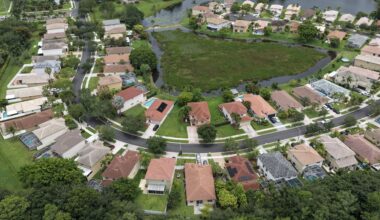 Weekly mortgage demand drops as rates remain stuck in a narrow range